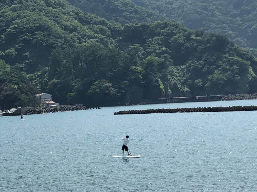 千鶴さんのインスタグラム写真 - (千鶴Instagram)「. 今年も一泊旅行！海編🌊  初のSUPに挑戦 せりながうますぎて先生にめちゃくちゃ褒められてた笑 そのお陰かな？終わったあとプランになかった 温泉まで入れて幸せだったわぁw  わたしも意外といけた😍  #静岡 #弾丸西伊豆旅 #女子旅 #SUP #大人の修学旅行  #ドタバタ三姉妹 #異色メンバー  #体幹の鬼山内 #カメラマン平山 #汗だく宮川  #バランス取れてます」7月27日 13時28分 - chiduru9898