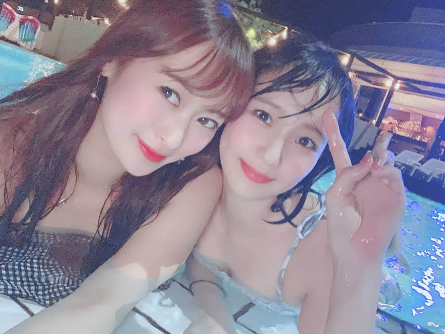 のインスタグラム：「.﻿ 今年2回目のプール〜👙💓﻿ .﻿ ナイトプール行ってきました🌙﻿ .﻿ .﻿ 楽しかったぁぁぁぁ🥳✨﻿ .﻿ .﻿ #プール #ナイトプール #水着﻿」