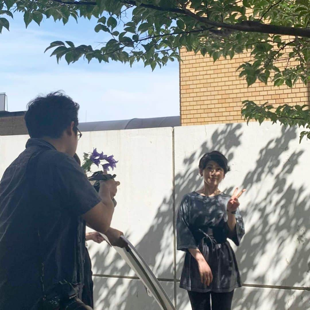 岡田育さんのインスタグラム写真 - (岡田育Instagram)「Interview article from “telling,” by Asahi Shimbun. Does anyone like behind-the-scene photos? Me!! #quitbefore40 . . 『 #40歳までにコレをやめる 』インタビュー記事紹介、お次は #telling @telling_official です。取材は田中春香さん、撮影は齋藤大輔さん。朝日新聞本社、敷地広くてロケし放題。笑顔で結構すごい話してるので是非お読みください。↓ https://telling.asahi.com/article/12514820 . . #authorslife #interview #著者インタビュー #岡田育 #ikuokada #新刊紹介 #木漏れ日は七難隠す . . 服は一年中着てる @tramandoar #トラマンド のゴムのやつですね。」7月27日 13時32分 - okadaic