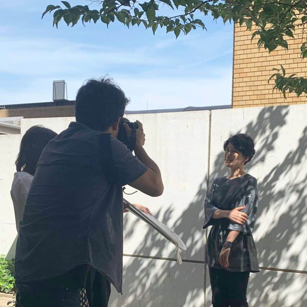 岡田育さんのインスタグラム写真 - (岡田育Instagram)「Interview article from “telling,” by Asahi Shimbun. Does anyone like behind-the-scene photos? Me!! #quitbefore40 . . 『 #40歳までにコレをやめる 』インタビュー記事紹介、お次は #telling @telling_official です。取材は田中春香さん、撮影は齋藤大輔さん。朝日新聞本社、敷地広くてロケし放題。笑顔で結構すごい話してるので是非お読みください。↓ https://telling.asahi.com/article/12514820 . . #authorslife #interview #著者インタビュー #岡田育 #ikuokada #新刊紹介 #木漏れ日は七難隠す . . 服は一年中着てる @tramandoar #トラマンド のゴムのやつですね。」7月27日 13時32分 - okadaic