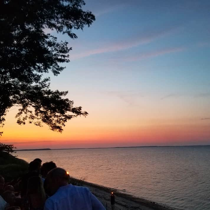 レイチェル・ゾーさんのインスタグラム写真 - (レイチェル・ゾーInstagram)「When you have to stop mid conversation to take a 📸 of what’s in front of you 🌅#sunset #nofilter #tgif 🙏🏻 thank you @donnakaranthewoman @cinemasociety and 👏👏 @juliannemoore #bartfreundlich #aftertheweddingmovie 🎬🎟」7月27日 13時43分 - rachelzoe