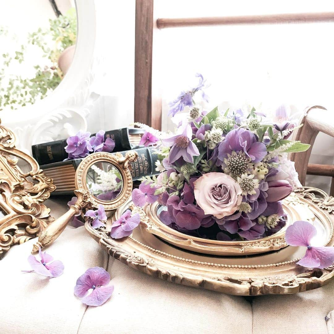 Florist.janeさんのインスタグラム写真 - (Florist.janeInstagram)「우리의 꽃케이크 💜  케이크 모양을 잡는 단순한 수업이 아닌 수국의 꽃잎 하나,약한꽃의 꽃잎 하나 하나를 오아시스에 꽂아 손의 강약조절을 배우는 수업입니다.평소에 꽃을 자주 부러트리는 수강생분들께 연습이 많이되는 아주 유용한 수업 💜 . . . . . . ☝🏻플라워레슨에 대한 자세한 정보는 프로필 상단에 있는 블로그 참고 후 문의주세요 💕 ✌🏻주문/클래스문의 - janejoung310 카카오톡 (레슨중에는 전화 상담이 어렵습니다. 카카오톡 주시면 빠르게 상담 도와드리겠습니다) . . . . . . . . #블루밍스완 #플라워레슨 #플로리스트 #꽃집 #꽃 #꽃스타그램 #꽃집창업 #일상 #학동역꽃집 #논현동꽃집 #강남꽃집 #플로리스트학원 #꽃배달 #꽃선물 #선물추천 #flowers #florist #daily #花#花店#花艺师 #花卉研究者 #花农  #꽃꽂이수업」7月27日 13時35分 - jane.florist