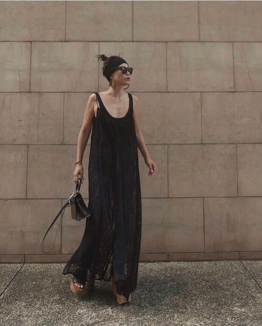JUNNAのインスタグラム：「☀️🌴🕶 ・ ・ ・ タンク＋デニムのカジュアルコーデに レースのキャミワンピをプラス...🐒 camisole/  #レースキャミワンピース 発売中 top/  #2wayサーマルタンクトップ  発売中 denim / スキニーデニム  2018ETRÉ hair band/ @toteme #toteme  bag/ #hermes sunglasses/ #céline pierce/ @shopsoko for @etretokyo  heels/ クリフカットコルクソールサンダル  2018ETRÉ  #etretokyo #junna👠 #only #夏 #夏コーデ #夏服#2019ETREss」