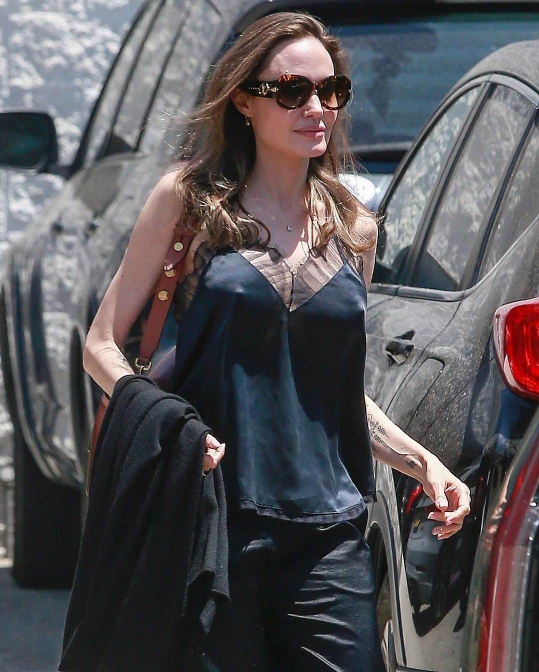 Just Jaredさんのインスタグラム写真 - (Just JaredInstagram)「Angelina Jolie looks refreshed after a trip to the salon in LA! #AngelinaJolie Photos: Backgrid」7月27日 13時37分 - justjared