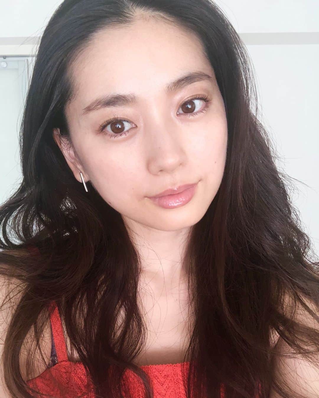 のインスタグラム：「DMやコメントでよく質問頂いてた ✔︎眉毛makeのリクエスト𓆙 パウダーでぼかして繊維でツヤっと✌︎✌︎ 𓇼目の色に合わせて茶のみorシャドウを 赤系にすることが多いので赤と混ぜてかく時も 𓇼眉毛の表情筋が左右で変わり上がりやすいので 普段は全体的に薄くnaturalに(パウダーのみは最後のpic) 𓇼黒繊維だから眉頭とか穴空いてるとこに 毛を足す感じでちょちょっとつけて立体感つけて凛々しく  𓇼クリアでパリっと筋つけるだけも◎ まつげの育毛剤とかで眉毛ものびるよ どれにしてもnaturalな仕上がり⤴︎⤴︎ @celvoke.jp #powder#2 @ettusaisjp #base#black #selfmake#natural#summer #chisamake#松永ちさと」