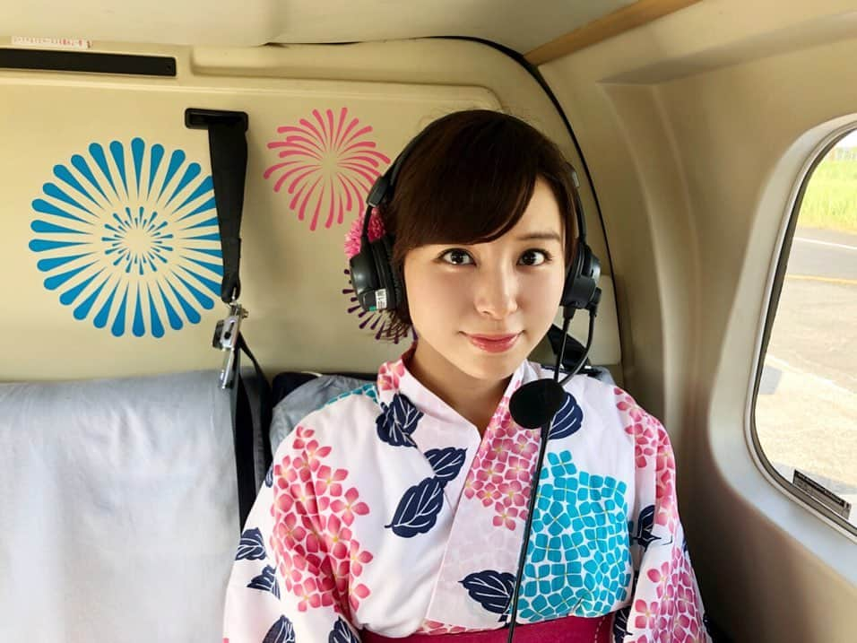 角谷暁子さんのインスタグラム写真 - (角谷暁子Instagram)「隅田川花火大会、﻿ 本日決行が決まりました！﻿ 今後の天候次第では中止の可能性もありますが、﻿ テレビ東京でも本日﻿ 18:30〜生中継での放送が決定しました！😊 台風6号が影響を与えている地域の皆さんは、とにかく身の安全を第一に行動してください。﻿ 大雨も勿論ですが、強風もとても危ないです。外に出られる方はお気をつけてください。﻿ ﻿ 隅田川花火大会にお出かけの皆さんも、﻿ 暑さ対策、﻿ そして雨風がもしも強くなってしまったら、危険のないようにお過ごしください！﻿ ﻿ でもやはり花火大会が開催されるのは本当にうれしいことです🎇🎆﻿ なかなか現地には観に行かれない、という方、是非涼しいお部屋の中で、テレビ東京をご覧ください😊﻿ ﻿ 写真は去年、ヘリコプターから中継したときのものです。﻿ 今年は本部から、司会席から初めて花火をみます。﻿ 実はいまとても緊張しています。﻿ ﻿ 全てが無事に、﻿ 花火が美しく、﻿ そしてみなさんの思い出に残る花火大会に、中継に、なりますよう！﻿ ﻿ #隅田川花火大会﻿ #テレ東﻿ #テレビ東京 ﻿ ﻿ 【司会】﻿ #高橋英樹 さん﻿ #角谷暁子 （テレビ東京アナウンサー） ﻿ ﻿ 【ゲスト】﻿ #武田鉄矢 さん﻿ #高島礼子 さん﻿ #ビビる大木 さん﻿ #磯村勇斗 さん﻿ #大原櫻子 さん ﻿ ﻿ 【屋形船】﻿ #東貴博 さん﻿ #鈴木望 さん﻿ #片渕茜 （テレビ東京アナウンサー） ﻿ ﻿ 【移動中継】﻿ #庄司智春 さん﻿ #竹﨑由佳 （テレビ東京アナウンサー） ﻿ ﻿ 【グラウンド中継】﻿ #横澤夏子 さん﻿ #池谷実悠 （テレビ東京アナウンサー）﻿ ﻿ 【ヘリ】﻿ #森香澄 （テレビ東京アナウンサー）﻿ ﻿ 【審査会場】﻿ #田中瞳 （テレビ東京アナウンサー） ﻿ ﻿ 【花火解説】﻿ #河野晴行 さん﻿ #由井雍 さん﻿ ﻿ 【副音声】﻿ #いとうせいこう さん﻿ #Bose さん」7月27日 13時42分 - kadoya_akiko