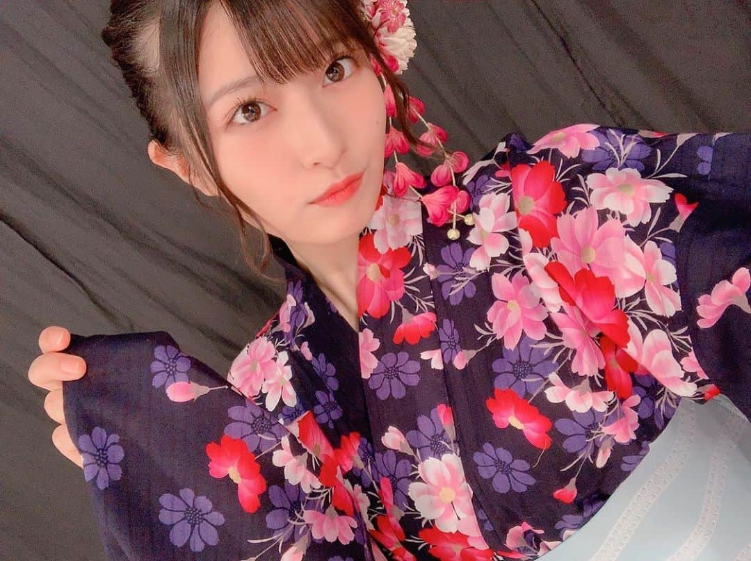 行天優莉奈さんのインスタグラム写真 - (行天優莉奈Instagram)「👘🎆 どっちが好き？？ #ゆかた #行天優莉奈」7月27日 13時45分 - yurina.0314