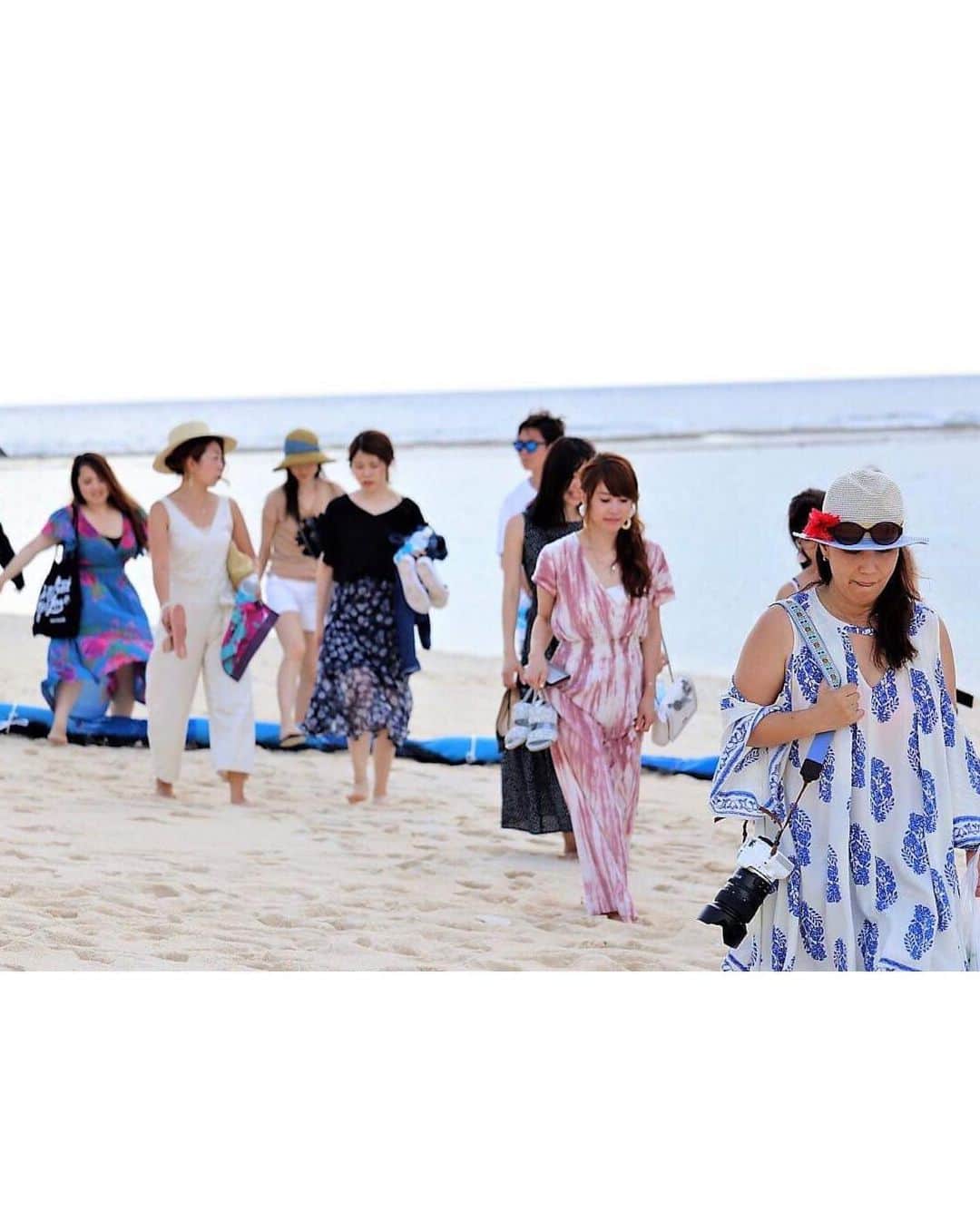 長谷川朋美さんのインスタグラム写真 - (長谷川朋美Instagram)「#瀬底島ビーチ ✨ #リトリートツアー 最後は、みんなでビーチを#アーシング 。 ・ 最高の景色とロケーションで、最高の思い出となりました🏝 ご参加の皆様、ありがとうございました😊 ・ 今回のリトリートツアーやその他の私の仕事の密着テレビ取材が入っていたというのは、実は#関テレ の特番でした‼︎ ・ 8月10日土曜の15時〜16時半の番組で、女性経営者4人の成功の秘密を探るという企画で、私のパートだけでもなんと20分も映像にして下さるそうで、ドキドキしています。 ・ 関西の皆様、是非ご覧くださいませ🌈 ・ #長谷川エレナ朋美 #沖縄 #okinawa #retreat #リトリート #自分と向き合う #自分と丁寧に向き合う週末セルフリトリート #テレビ収録 #密着取材 #女性経営者 #億女の秘密」7月27日 13時44分 - hasegawa.elena.tomomi