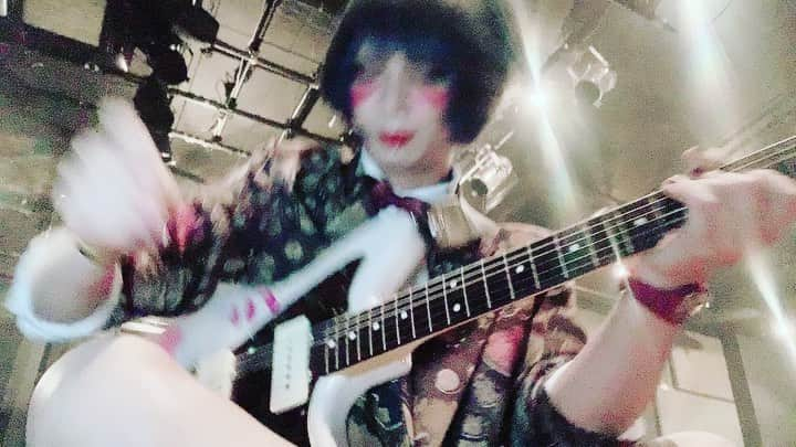 LiN のインスタグラム：「Eyes_Tea_Bitter_Brownのギター詰め合わせ。ゆるく。  #Eyes_Tea_Bitter_Brown #ユナイト #みんなのおと #ギター #ESP #ヒマラヤピンクソルト」