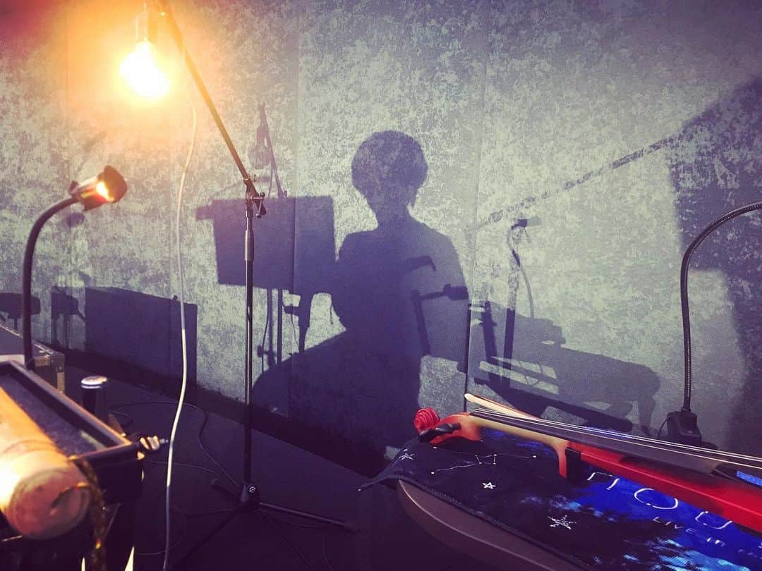 YUKA さんのインスタグラム写真 - (YUKA Instagram)「moumoon×LIVE in the DARK@福岡市科学館 ステージ後方の壁にわたしのシルエット。  きょうもマジカルな夜になりますよ🔮✨✨ #moumoon #プラネタリウム #liveinthedark」7月27日 13時47分 - yukamoumoon