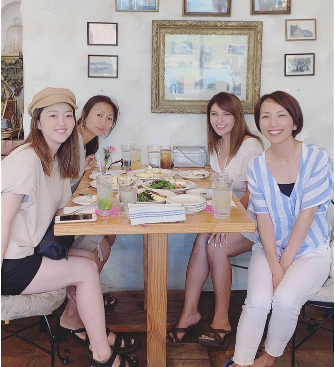 selfieneのインスタグラム：「#ハワイで女子会 ﻿ #空気みたいなスフレ を食べに来たよ❣️﻿ ﻿ #ハワイと言ったらパンケーキ だけど、﻿ ﻿ #エッグベネディクト も美味しかった❤️﻿ こっちの方が断然おススメ(^^) ﻿ ﻿ ﻿ #ヨット婦人会 ﻿ #トランスパック2019 ﻿ #海外旅行 ﻿ #海外ヨットレース﻿ #海外旅行好きな人と繋がりたい ﻿ #パンケーキ﻿ #スフレ ﻿ ﻿ ﻿ ﻿ ﻿ ⭐️男女共海外ライフを手に入れたい方は﻿ こちらからLINEに登録してね⭐️﻿ ↓↓↓﻿ @marigram_uu_」