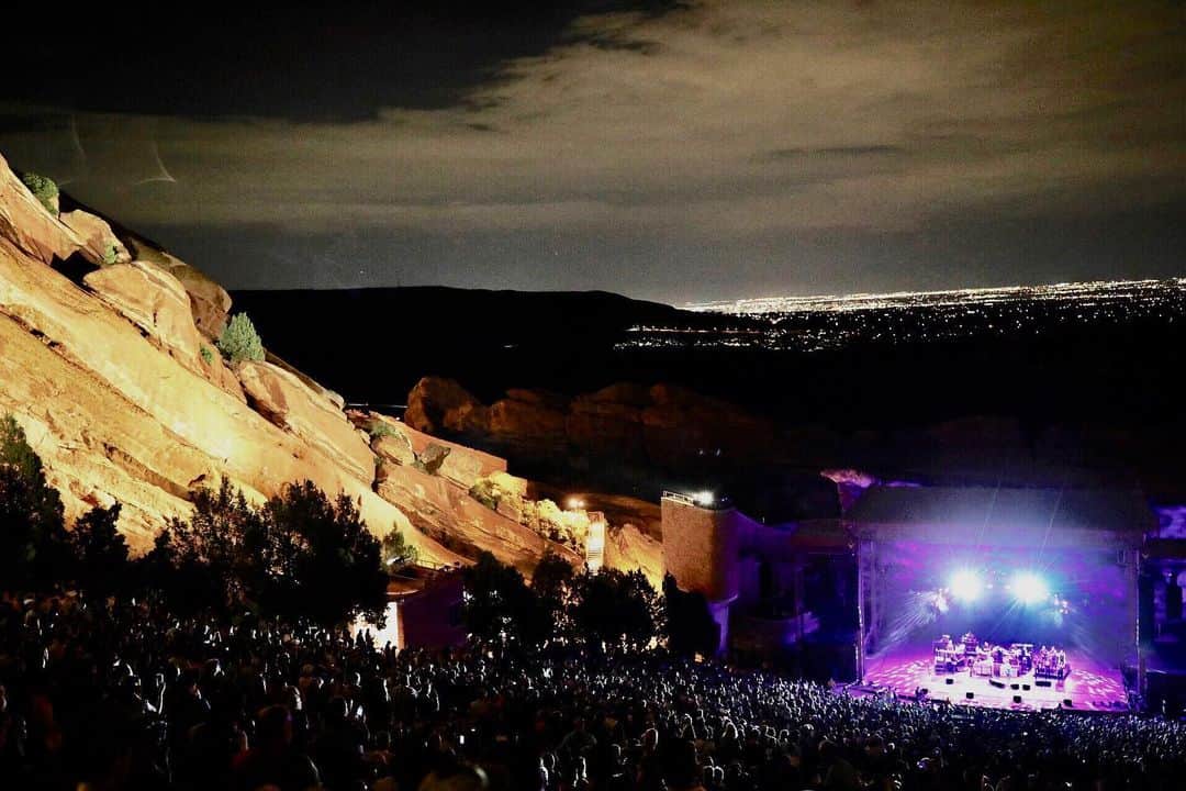 テデスキ・トラックス・バンドのインスタグラム：「Midnight up on Red Rocks. 📷: @marcissistic」