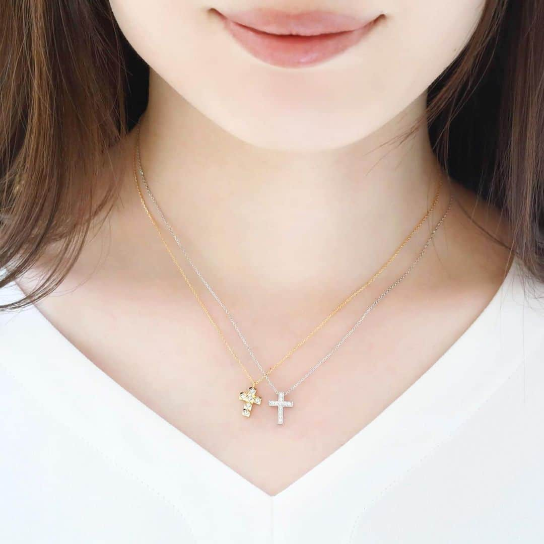 ヴァンドーム青山さんのインスタグラム写真 - (ヴァンドーム青山Instagram)「. 【 Cross necklace 】 シンプルなコーデにさらっと着けたい、定番のクロスモチーフネックレス。すっきりとしたシルエットにダイヤモンドが輝くデザインがデコルテを美しく見せてくれます。 . #diamond #ダイヤモンド #クロスネックレス #crossnecklace  #necklace #ネックレス  #jewelry #accessory  #ジュエリーコーデ  #vendomeaoyama  #ヴァンドーム青山」7月27日 13時56分 - vendomeaoyama_official