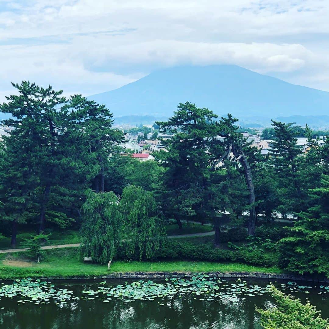 布袋寅泰さんのインスタグラム写真 - (布袋寅泰Instagram)「Discovery Japan 念願の弘前城へ。広大な城地をゆっくり歩き、古の声に心を傾け天守へ🏯蓮池や松の大木。次は1日かけて堪能したい。今日はライブで使う体力を残しておかないとね。弘前城、最高でした。Beautiful Hirosaki castle. I wanted to stay bit more longer but I have to save my energy for tonight’s gig💦 #弘前 #日本の美 #discovery Japan #弘前城 #hirosakicastle」7月27日 13時58分 - hotei_official