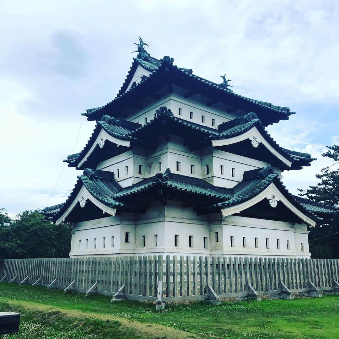 布袋寅泰さんのインスタグラム写真 - (布袋寅泰Instagram)「Discovery Japan 念願の弘前城へ。広大な城地をゆっくり歩き、古の声に心を傾け天守へ🏯蓮池や松の大木。次は1日かけて堪能したい。今日はライブで使う体力を残しておかないとね。弘前城、最高でした。Beautiful Hirosaki castle. I wanted to stay bit more longer but I have to save my energy for tonight’s gig💦 #弘前 #日本の美 #discovery Japan #弘前城 #hirosakicastle」7月27日 13時58分 - hotei_official