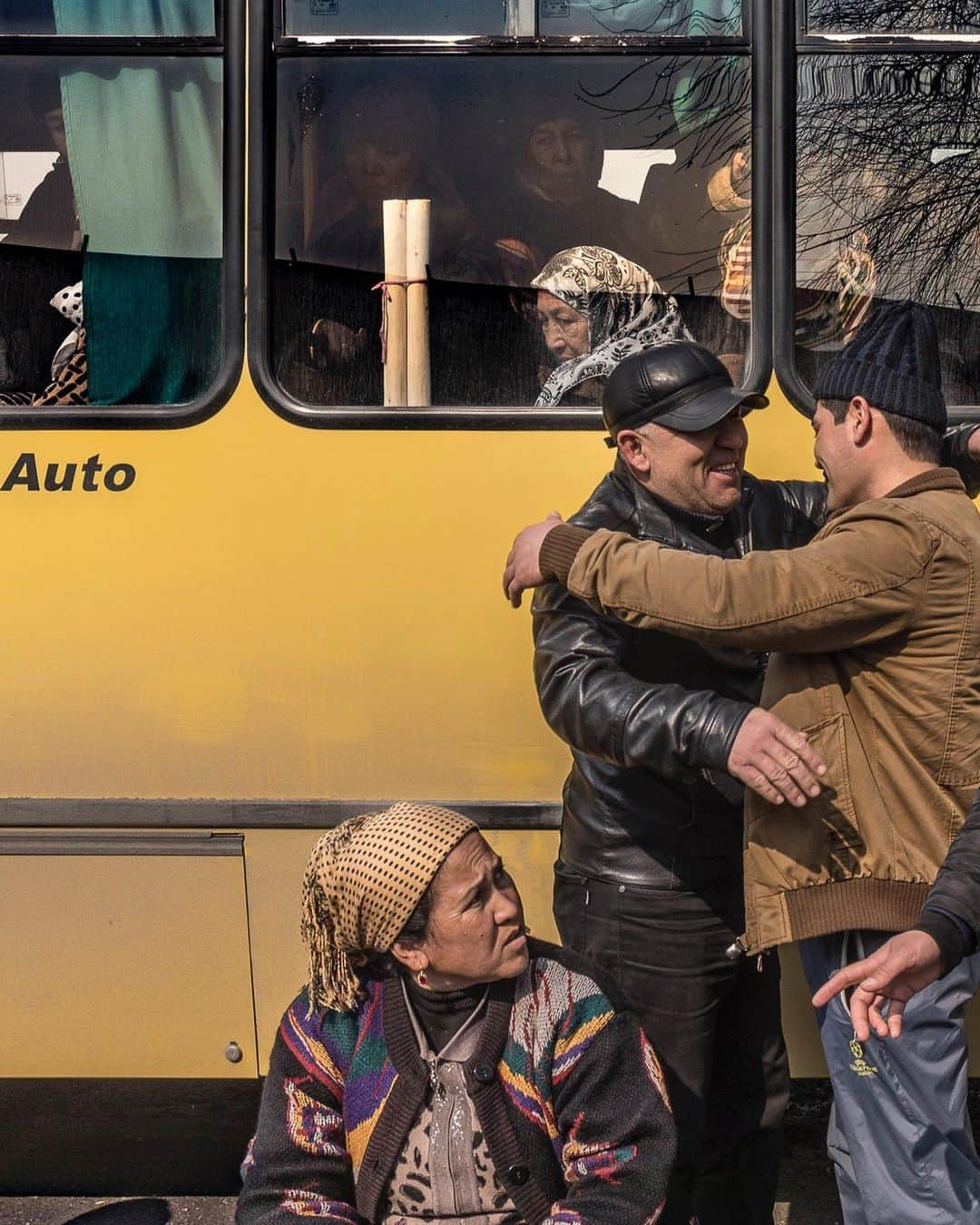 ジョン・スタンメイヤーさんのインスタグラム写真 - (ジョン・スタンメイヤーInstagram)「Swipe ~ There’s always so much going on in life. In a simple corner of the Kumtepa Bazaar, this bus stop in Margilan had so many happenings occurring. Sometimes a photograph can be overwhelming, and then we realise just how bizarre our lives are too. From a moment in time in eastern Uzbekistan. And I won’t ever forget it. - #uzbekistan #fergana #margilan #kumtepa #kumtepabazaar @natgeo @natgeoimagecollection #outofedenwalk #market #busstop #money #laughter #friendship #faces #people #bazaar #bizarre」7月27日 14時04分 - johnstanmeyer