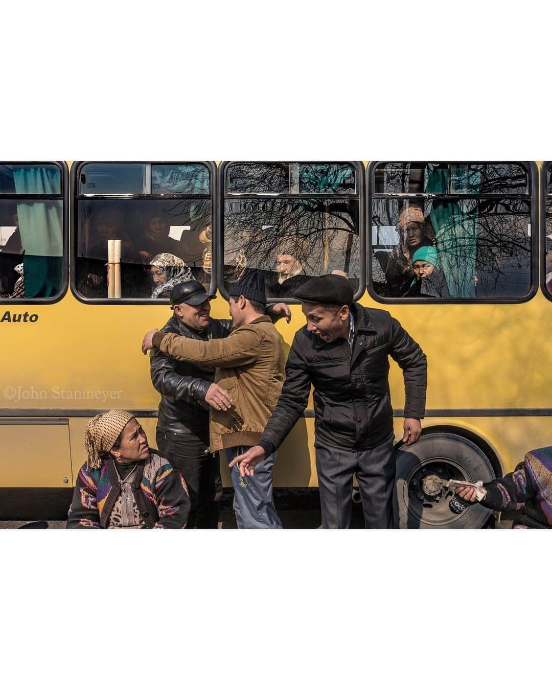 ジョン・スタンメイヤーさんのインスタグラム写真 - (ジョン・スタンメイヤーInstagram)「Swipe ~ There’s always so much going on in life. In a simple corner of the Kumtepa Bazaar, this bus stop in Margilan had so many happenings occurring. Sometimes a photograph can be overwhelming, and then we realise just how bizarre our lives are too. From a moment in time in eastern Uzbekistan. And I won’t ever forget it. - #uzbekistan #fergana #margilan #kumtepa #kumtepabazaar @natgeo @natgeoimagecollection #outofedenwalk #market #busstop #money #laughter #friendship #faces #people #bazaar #bizarre」7月27日 14時04分 - johnstanmeyer