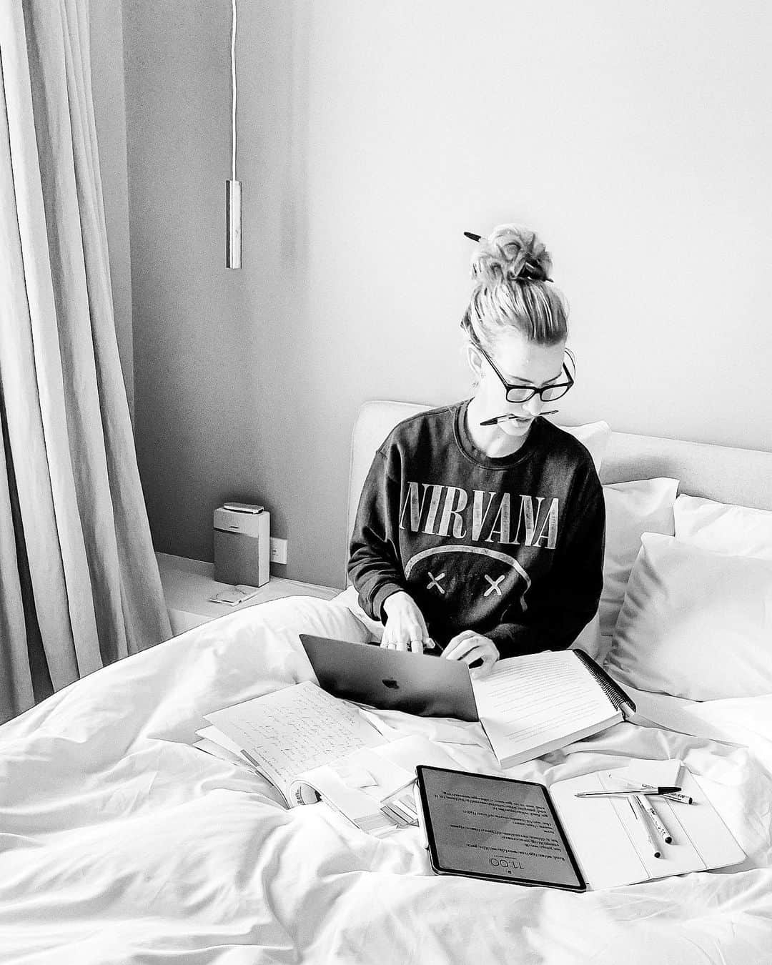 サマンサウィルスのインスタグラム：「Write a business memoir they said. It’ll be cathartic they said... The deadline for my manuscript is not far away, making every hotel room an editing suite, any pen a top knot skewer.」