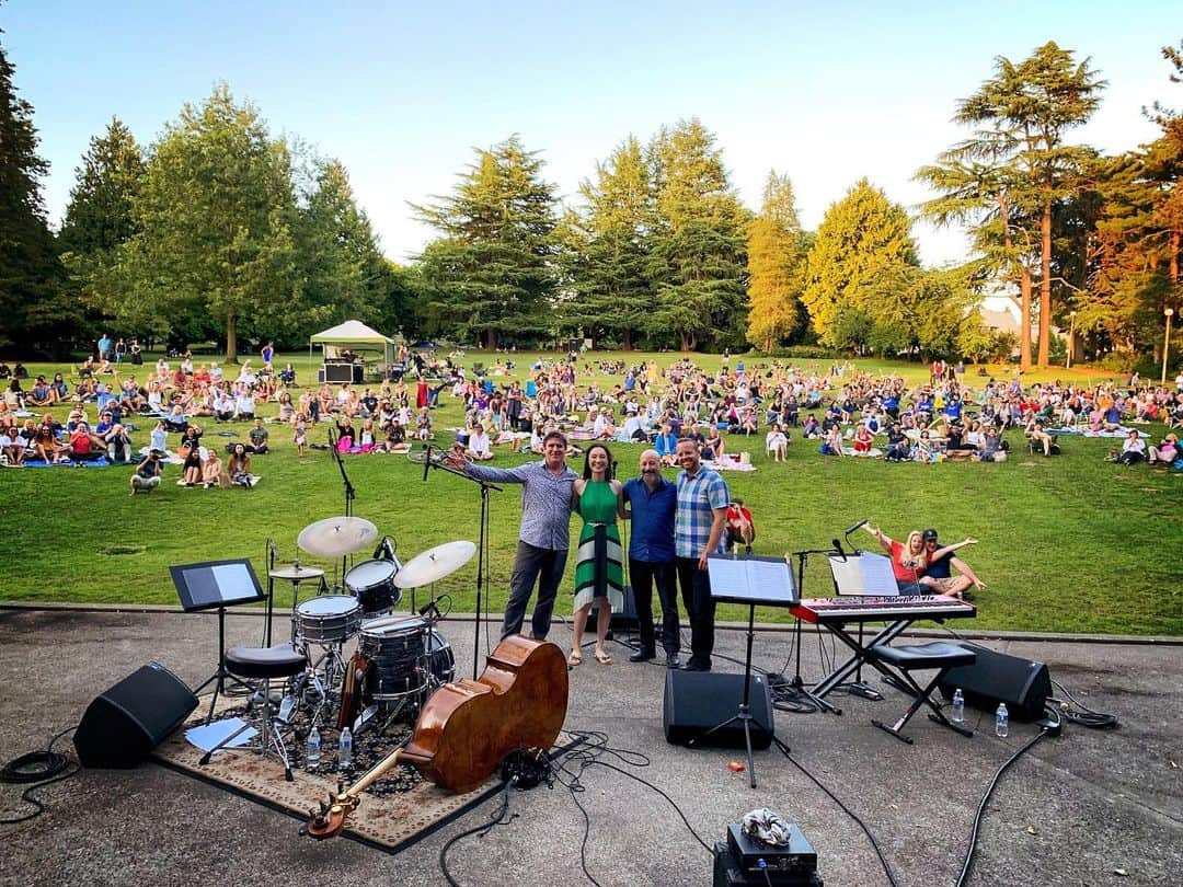 エミ・マイヤーのインスタグラム：「Tonight was so much fun at #VolunteerPark !! So many family and friends and just plain lovely human beings out in the audience, it filled my heart with so much pride for Seattle 🙏💕 Thank you to my great band 🎹#BillAnschell 🎻 #PaulGabrielson 🥁#BradBoal I loved doing songs like “One Good Song” “To The Woods” and “Arrivederci” which I never get to do nowadays, as an homage to my first album recorded in Seattle. And of course “Black Sheep” but I sang @brettdennen part too 😉Thank you to @seattleartmuseum @seattleasainart (apologies to the couple in the front, I saw you waiting with a CD and wanted to hear your story but I couldn’t find you at the end!!😞😘)」