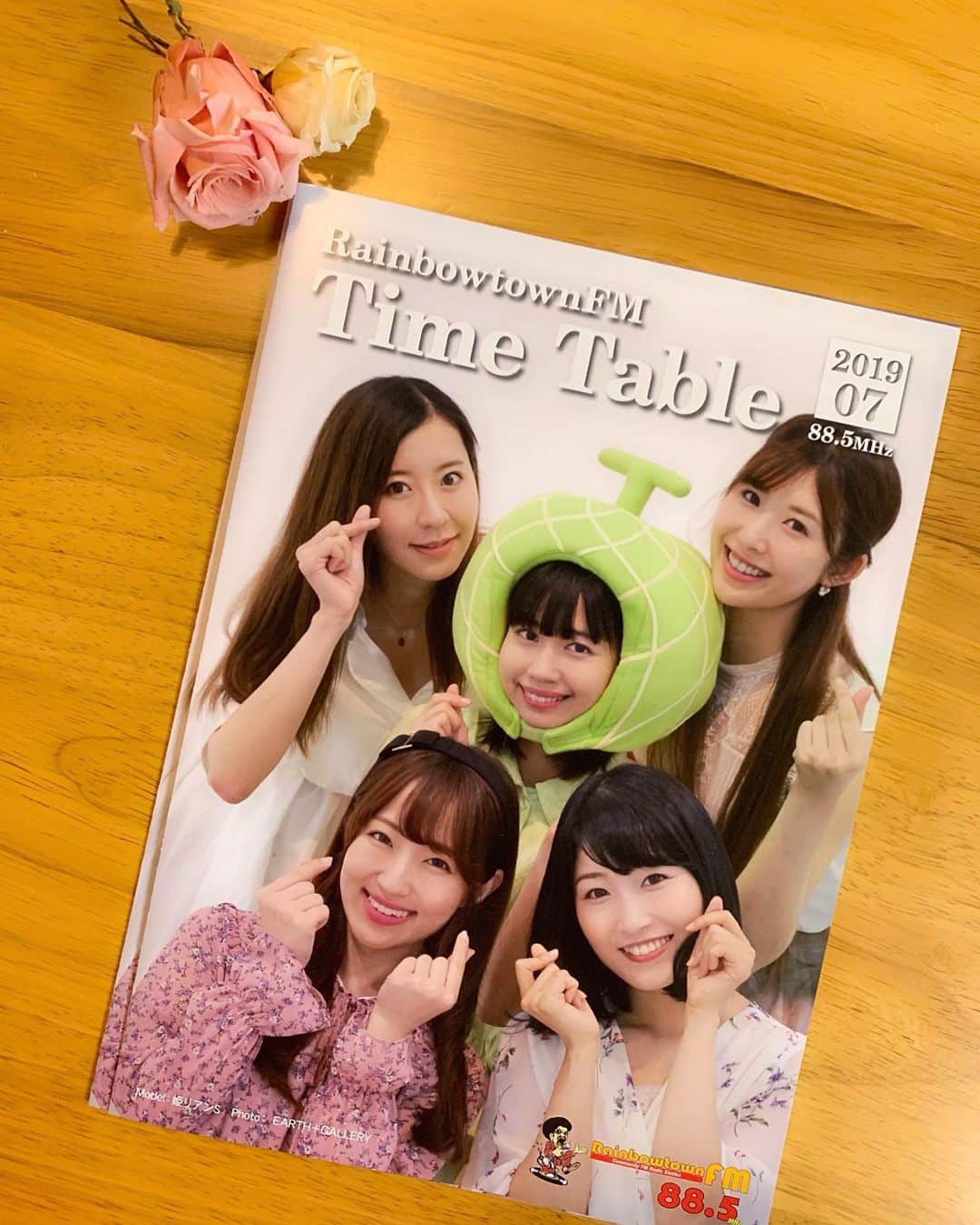 のインスタグラム：「レインボータウンFM✨7月のタイムテーブル 姫ラジメンバーで表紙をさせて頂きました🌸 7月残り5日のところ、やっとゲット👌✨ めろんちゃんの存在感半端ないんですけど🍈🤣笑 是非是非チェックしてねー🙋‍♀️💗 #姫ラジ #レインボータウンFM #ラジオ #表紙 #タイムテーブル #japanesegirl  #radio #magazine #model」