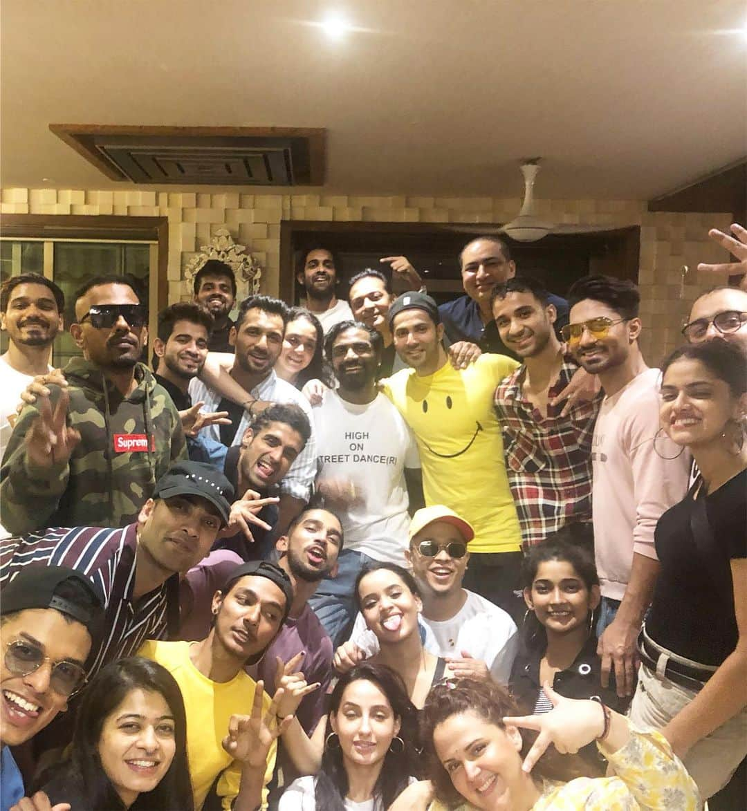 Varun Dhawanさんのインスタグラム写真 - (Varun DhawanInstagram)「SAHEJ-we dance to express not to impress. Wow im so excited for everyone to see what we have done. @remodsouza I love being on your set. Thank you to everyone all the dancers from all around the world for making this film with us. I have had a blast and I’m sad its over but now jan 24 th you will meet the street dancers」7月27日 14時24分 - varundvn