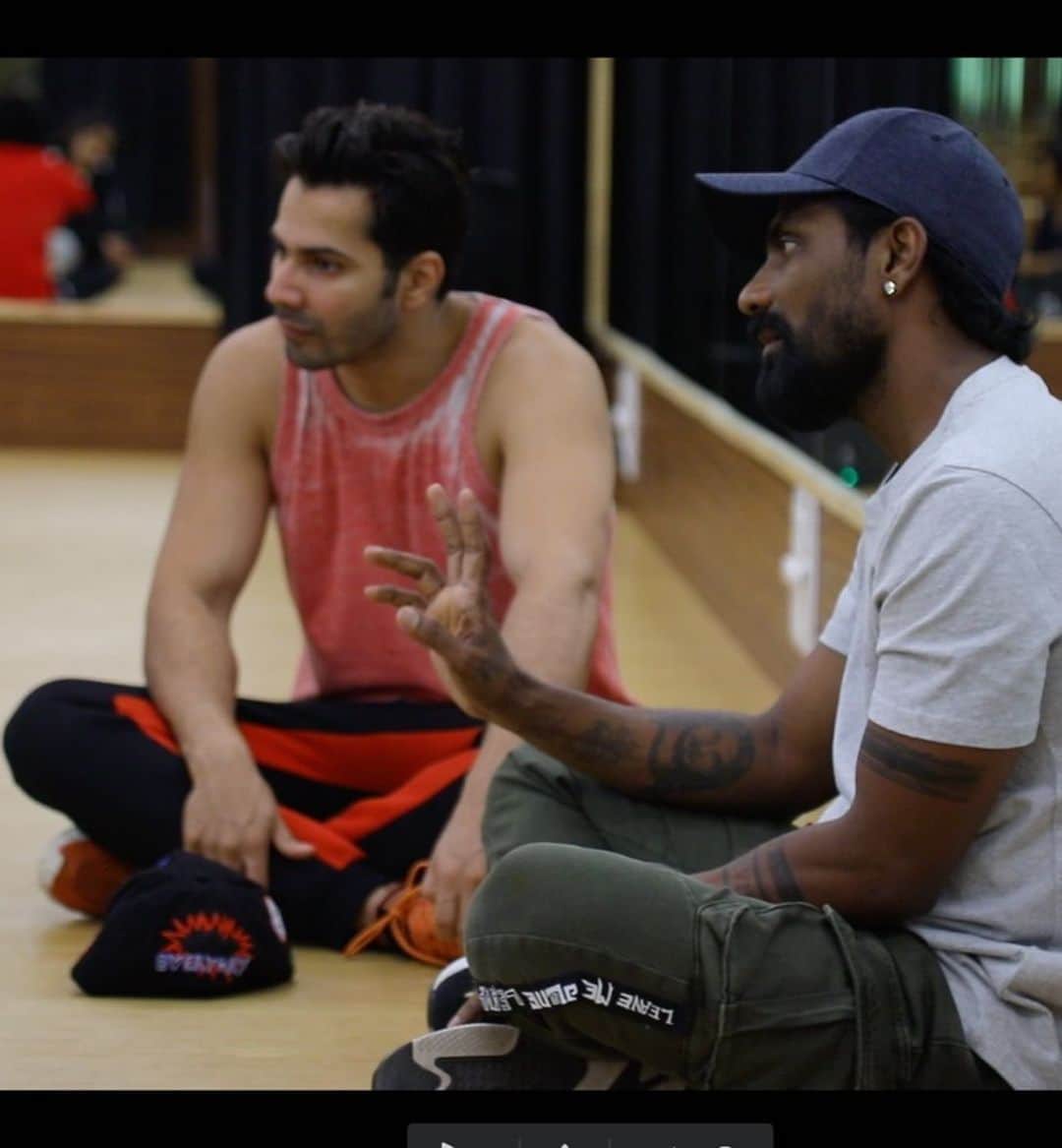 Varun Dhawanさんのインスタグラム写真 - (Varun DhawanInstagram)「SAHEJ-we dance to express not to impress. Wow im so excited for everyone to see what we have done. @remodsouza I love being on your set. Thank you to everyone all the dancers from all around the world for making this film with us. I have had a blast and I’m sad its over but now jan 24 th you will meet the street dancers」7月27日 14時24分 - varundvn