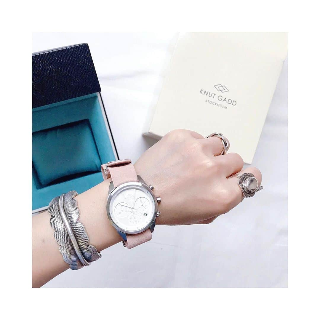 rainbowkwok2さんのインスタグラム写真 - (rainbowkwok2Instagram)「. #newin ヌードカラーの腕時計が欲しかった⌚︎ シルバーのアクセとの相性も抜群 秋までヘビロテになりそう 🍂 . . . スウェーデン発のウォッチブランド クヌート ガッドが「チックタック」の取り扱い各店で展開スタートし、7月末までの先行モデルが登場。お買い上げのお客様に先着でサマーシーズンにぴったりの付け替えナイロンストラップ のプレゼントもあります🎁 @knutgadd #カヌートガッド」7月27日 14時35分 - sizu_oksam