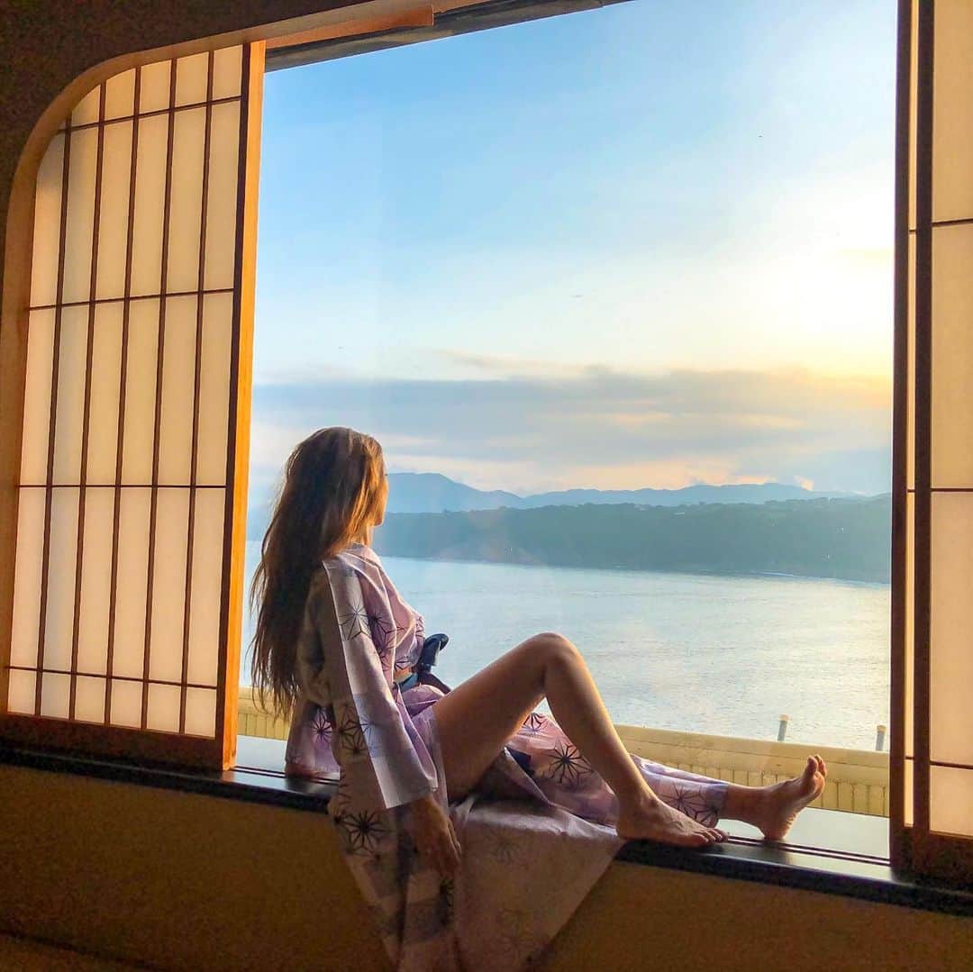 AYAMEさんのインスタグラム写真 - (AYAMEInstagram)「#sunset#vacay#sea#yukata#ryokan#japanesestylehotel#japanesehotspring#japanesestyleinn#longhair#ocean#oceanviewhotel#oceanviewsunset#blogger#bloggerlife#bloggerstyle#オーシャンビュー#旅館#旅行#浴衣#여행」7月27日 14時35分 - l.ayame
