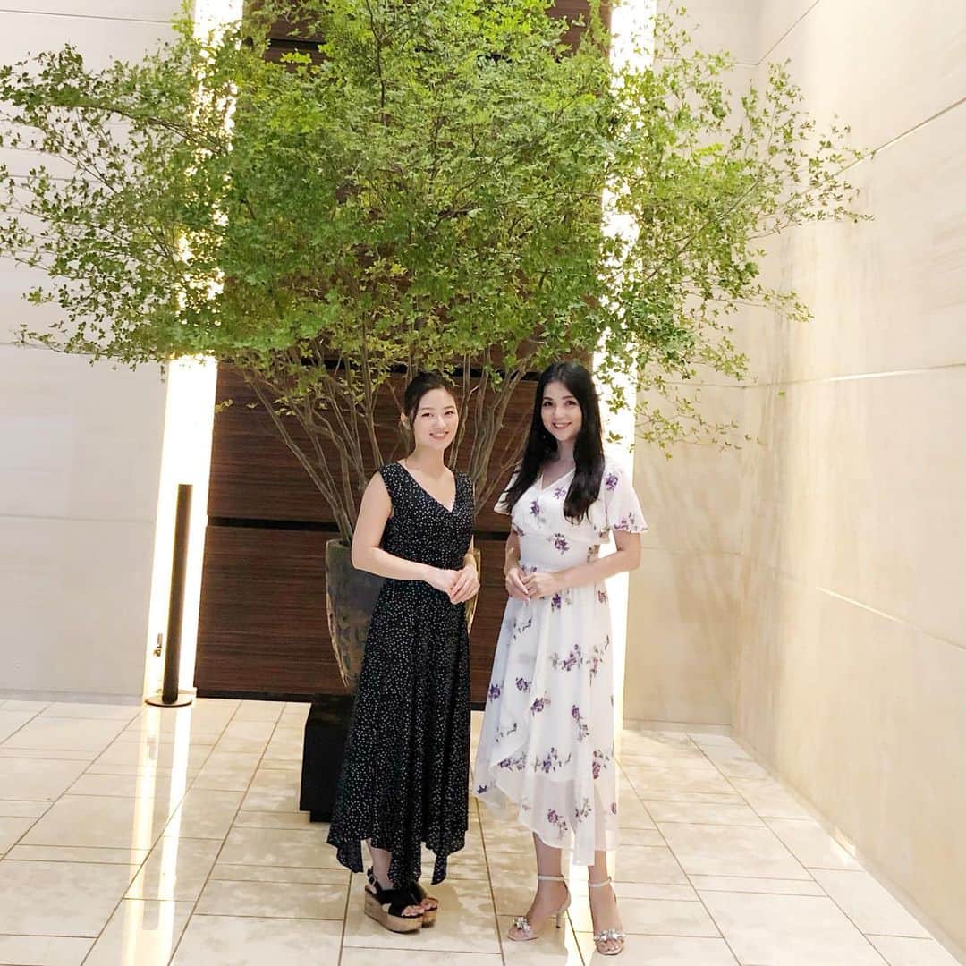 のインスタグラム：「娘より若いマリちゃんと コンラッドでアフタヌーンティー♡  しっかりしていて可愛くて 本当に素敵な女の子😍✨ 秋から始まるバチェラー3に出演しますよ💓  皆是非見ましょうね  #コンラッド東京  #アフタヌーンティー #コンラッド #スイーツ #コンラッドベアー #浜離宮見える #tokyo #バチェラー #バチェラーシーズン3 #マリちゃん」