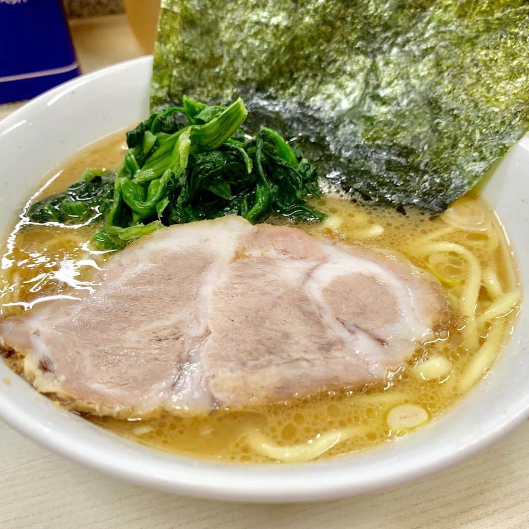 森千早都さんのインスタグラム写真 - (森千早都Instagram)「町田屋本店【ラーメン並】  町田の家系ラーメン♡  しっかりとした豚骨が食欲を誘ってくれる！ 麺がもちもちでおいしい！ スープを吸ったほうれん草がすきなんだよな、家系ラーメン☺️ 半ライスサービスが嬉しい👌しかも漬物付き！  #森とラーメン  #ラーメン  #家系ラーメン  #麺硬め」7月27日 14時36分 - morichisato313