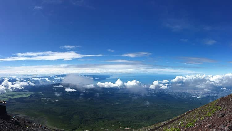 林有紀奈のインスタグラム：「登山初心者ですが、富士山 頂上まで登りきれました❗️🗻☺️﻿ 開始から雨に濡れながら進むなか、8合目手前辺りでほんとうに運がよくキレイな景色を一望できて皆んなで感動しました✨﻿ ﻿ この写真たちはまだまだ登り始め、3000m手前の写真です！すごく綺麗なので残しておきます✨笑﻿☺️ 冷たいミストが降りかかって、花がキラキラ光っているのも可愛くて綺麗でした💠🌼(o^^o)✨✨﻿ ﻿ 雲海の間から伊豆半島や海や街も綺麗に見れました‼︎✨ ﻿ この後、雨と急な登りが続きましたがなんとか登りきり無事下山でき、こんな機会をいただけて本当にありがたく、また一つ夢叶いました☺️😂✨﻿ ﻿ #富士登山#須走ルート#登山初心者#皆さんのサポートのおかげで登頂✨☺️✌🏻🗻」