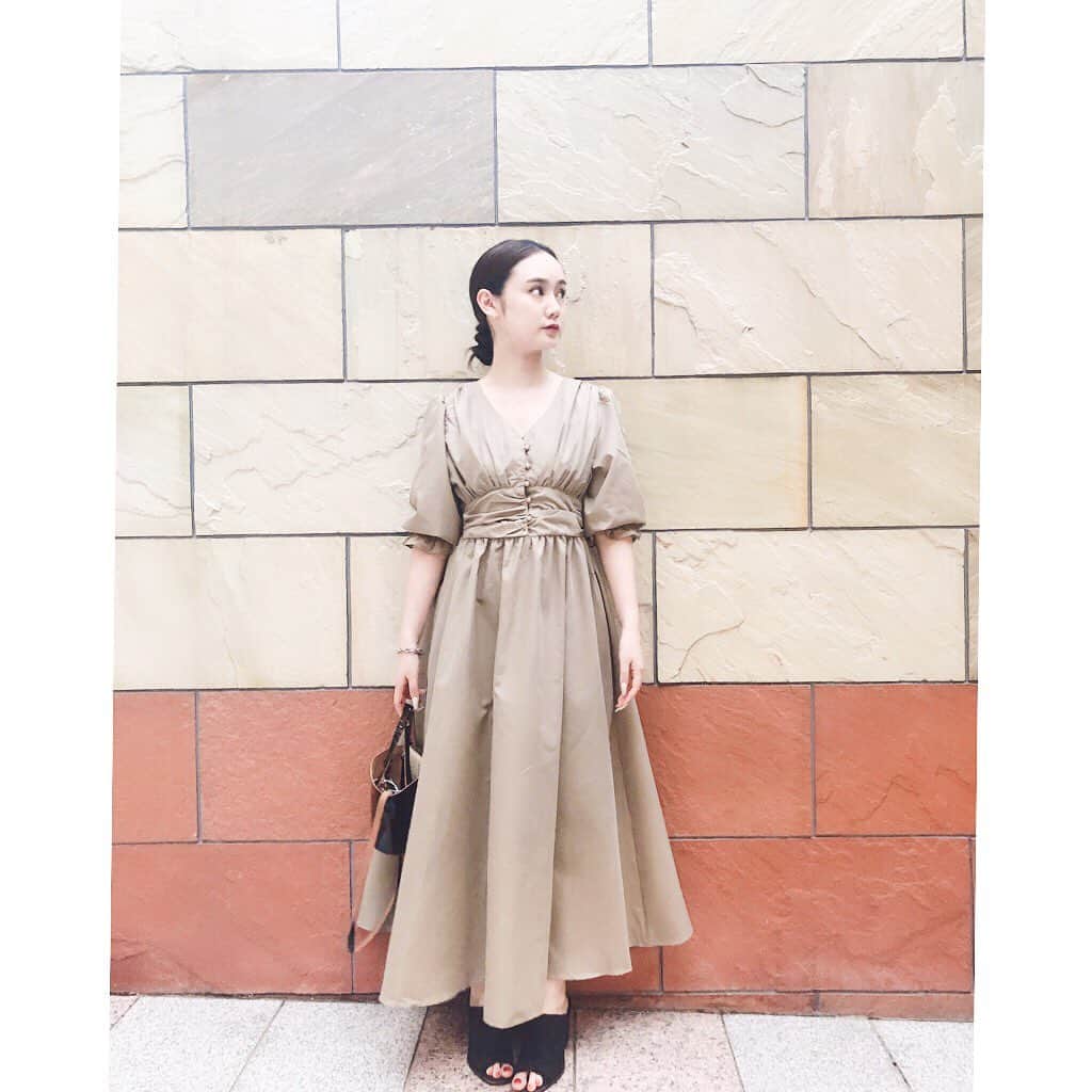 西本早希のインスタグラム：「・ 形がタイプな @fifth_store の ワンピース 👗 インナーに合わせたキャミ(3枚目)も 一緒にゲット💭 ・  キャミ1枚で着ても可愛かった〜 ♡♡ #fifth #fifthtl #フィフス #ロングワンピース  #ウエストギャザーロングワンピース #ootd #fashion」