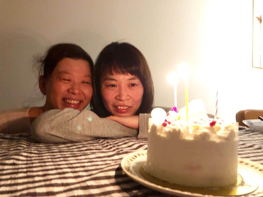 山本浩未さんのインスタグラム写真 - (山本浩未Instagram)「夏休みで遊びに来てた姪の誕生日を祝う真夜中0時過ぎ🎂  もうすっかり大人だけど私にとっては小さな女の子たち🧒🏻🧒🏻 おめでと💗」7月27日 14時46分 - hiromicoy