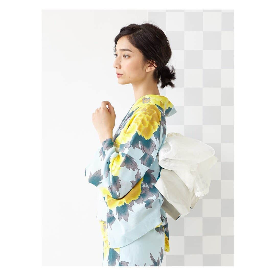 ふりふさんのインスタグラム写真 - (ふりふInstagram)「. . ーfurifu yukata collectionー . 「乙姫牡丹」 . ヒラヒラした大輪の牡丹の花は、 おとぎ話「浦島太郎」に出てくる 乙姫様の絹の羽衣をイメージ。 海の象徴である、貝殻がひそかに描かれている、遊び心たっぷりのふりふのオリジナルテキスタイル。 . . 梅雨が明け、 気温がぐっと上がり、 やっと夏らしくなりましたね！ . 夏はまだまだこれから。 令和の夏を、 お気に入りの浴衣で楽しみましょう！ . . . #ふりふ #furifu  #浴衣 #yukata #ゆかた #乙姫牡丹 #牡丹 #コーディネート #着付け #帯結び #夏 #令和」7月27日 14時54分 - furifufurifu