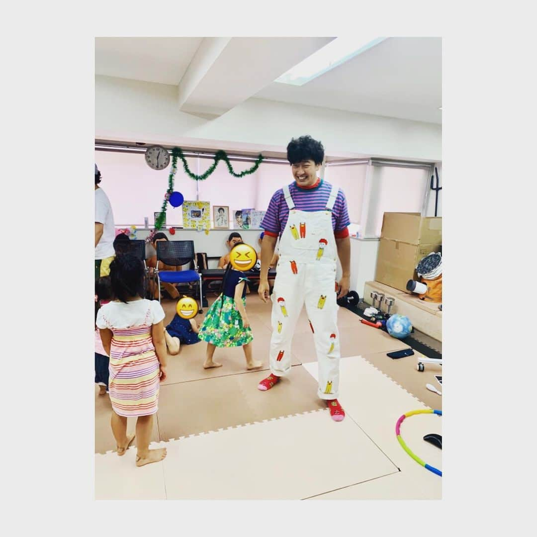 高道さんのインスタグラム写真 - (高道Instagram)「【たかみちお兄さんとあそぼう】﻿ ﻿ ﻿ 最初怖がってた女の子も最後はみんなで楽しんでくれた😆﻿ ﻿ ほんで、初めて会う子どもたちが仲良くなって帰ってくれるのがめちゃくちゃ嬉しい😁﻿ ﻿ 明日もあります🎵是非遊びに来て下さい(*´▽｀)ﾉﾉ﻿ ﻿ 7月28日(日) 12:00start @蔵前のおうち﻿ ﻿ tiget.net/events/62255(7月28日チケット予約)﻿ Messageでも予約してます(^^)﻿ ﻿ #たかみちお兄さん #子ども向けイベント #幼児 #園児 #保育園 #幼稚園 #ごっこ遊び #お遊び #ことば遊び #色遊び #パパ #ママ #お友達 #2歳児 #3歳児 #4歳児 #5歳児 #6歳児 #育児の悩み #子育て悩み #ママ友 #パパ友 #夏 #夏休み #子育て #成長 #仲良し」7月27日 14時57分 - minnanotakamichi