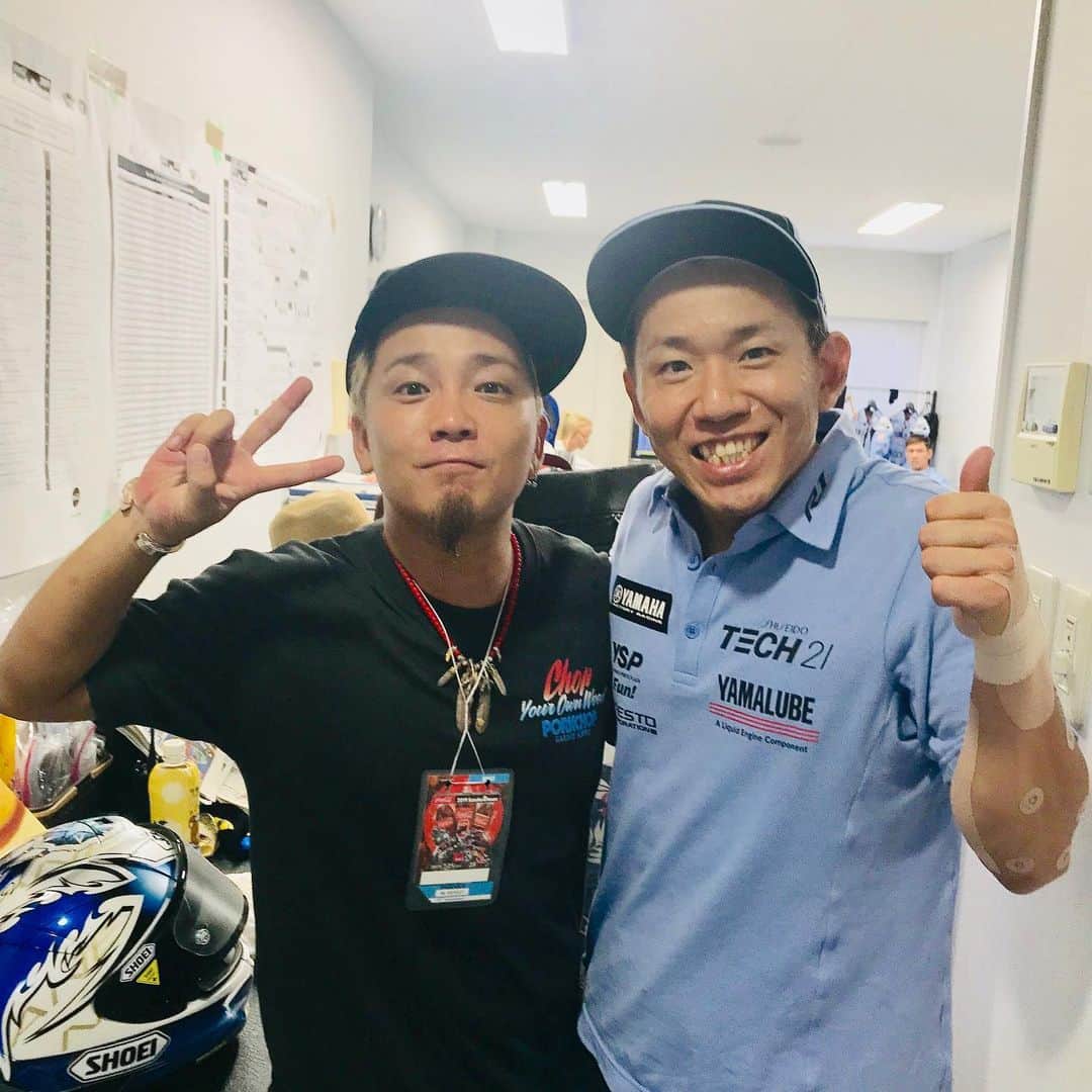 のインスタグラム：「鈴鹿8耐4連覇中のかっちゃん！ 久し振りに会えた！ 頑張れ！  #175r #鈴鹿8耐 #8フェス #鈴鹿サーキット  #yamaha #中須賀克行 #北九州同士」