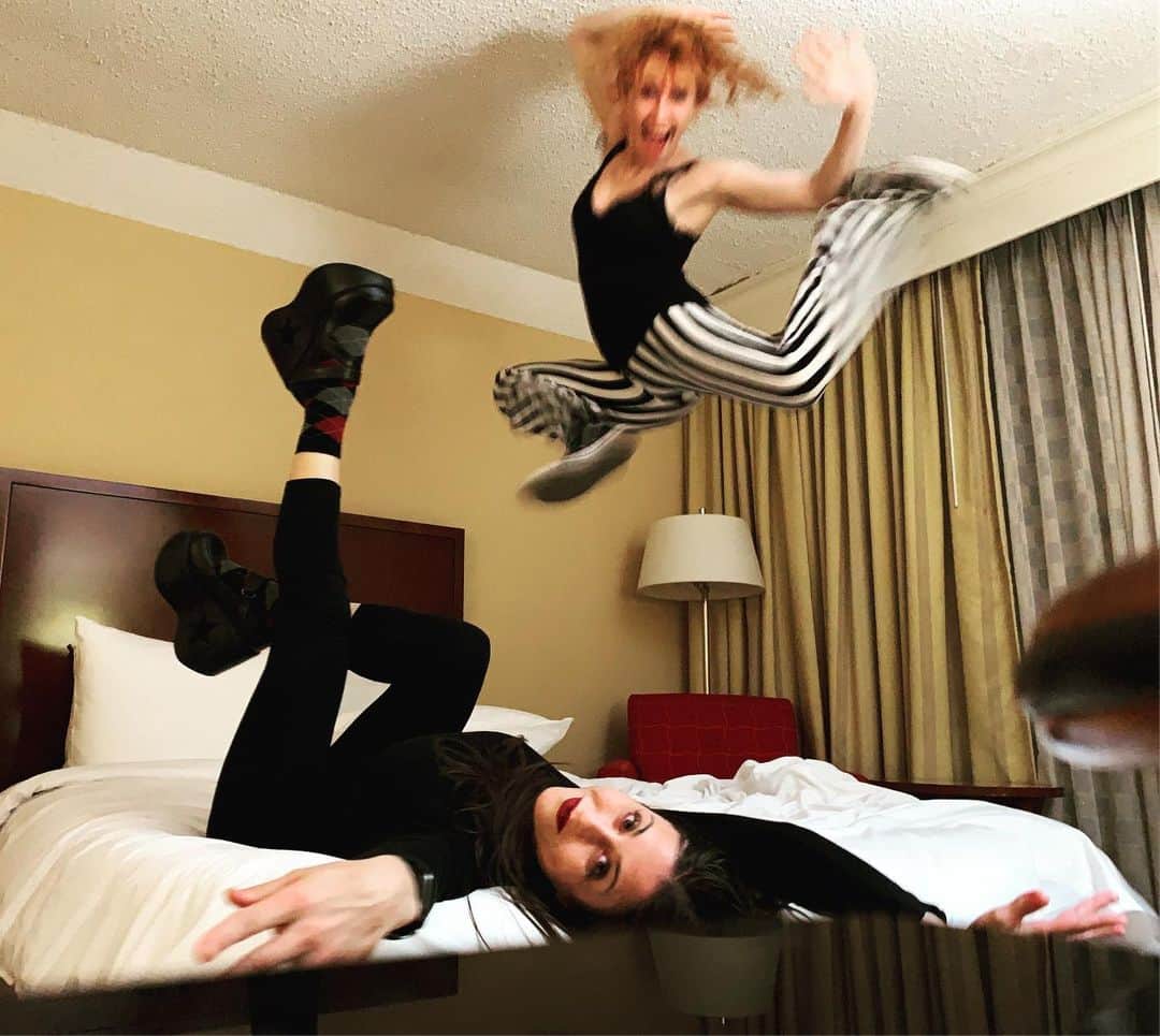 ボニー・モーガンのインスタグラム：「In the hotel... someone may have called security #shenanigans #mischiefandmayhem #wehadalotofsugar #jumpingonthebed #highflying #adventuresofbendybonnie #themorgansisters #sillyandspooky #themollymorgan #bendybonnie」