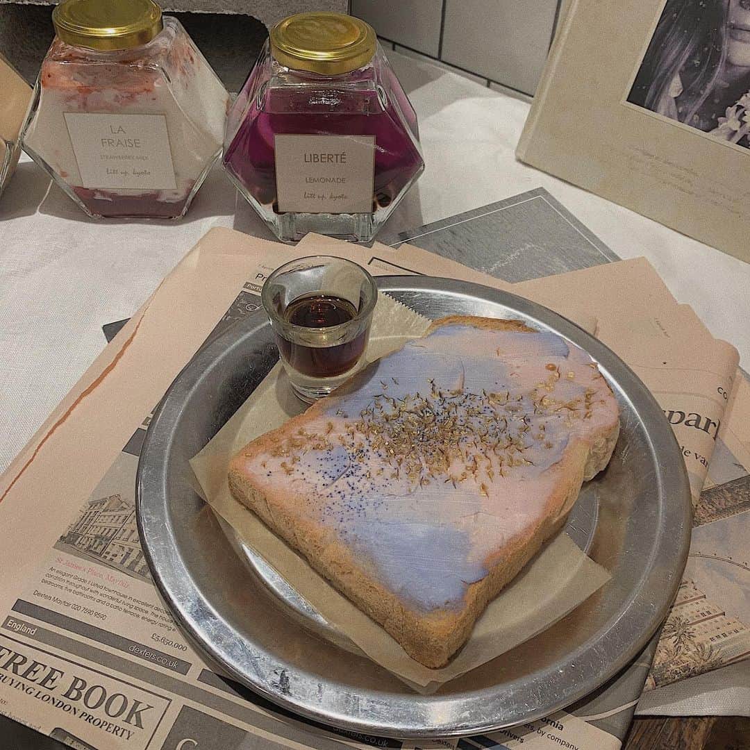吉河唯さんのインスタグラム写真 - (吉河唯Instagram)「展示会おわったあとに 糖分摂取しよう〜の会してきた◎ 最強かわよいトースト食べたかったけど今日と明日しか食べられないやつだった、、くぅ…(誰か食べ行って…)我らはカヌレとレモネード🍋これまたかわよいなぁ〜〜幸 〜・〜・〜・〜・〜・〜・〜・〜・〜・〜・〜 #hicacao #chocolate #cafe #lemonade #toast #littupkyoto」7月27日 15時12分 - yui_yoshikawa