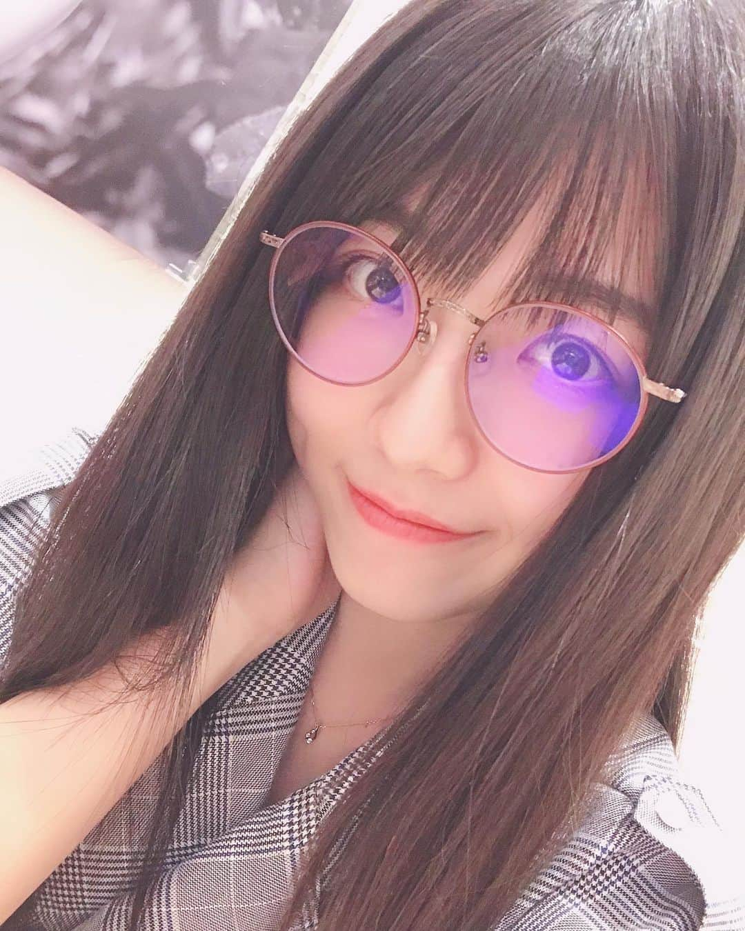 磯原杏華さんのインスタグラム写真 - (磯原杏華Instagram)「メガネ新しく作ったーっ🤓 . 今までのは家用で、こちらは外出用 UVカットは元からついてたから追加でブルーライトカット40%にしたらレンズの色黄色い💛 #newglasses #メガネ姿 #レア #メガネ屋さんの回し者じゃないよ」7月27日 15時12分 - isoharakyoka_box