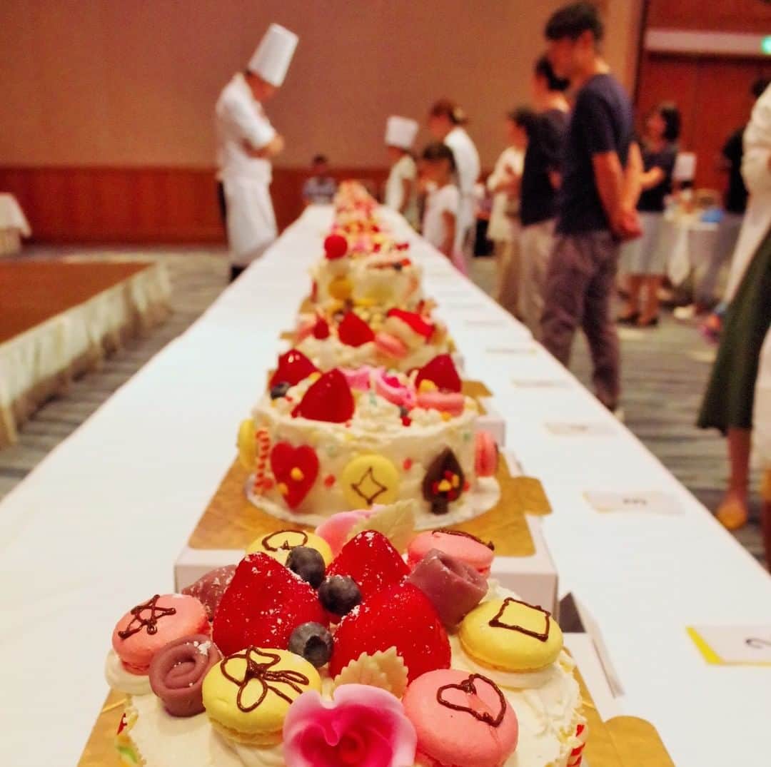 ヒルトン名古屋さんのインスタグラム写真 - (ヒルトン名古屋Instagram)「【キッズケーキコンテスト】毎年恒例となったこちらのイベント、今年は8月6日（火）・7日（水）に開催します！フラミンゴをテーマにケーキをデコレーションしましょう。 ・ キッチンツアー、ディナービュッフェも付いて夏休みの学習体験にもぴったりです。 ・ ※小学生対象　詳細はプロフィールのリンクから。定員まであと少しお席があります。 ・ ・ Let's decorate your cake with the flamingo theme. This year's Kids Cake Contest, for elementary school kids, will be held on August 6 and August 7. ・ Please make a reservation as seats are limited. ・ #ヒルトン名古屋 #キッズイベント #hiltonnagoya #kidsevents」7月27日 15時13分 - hiltonnagoya