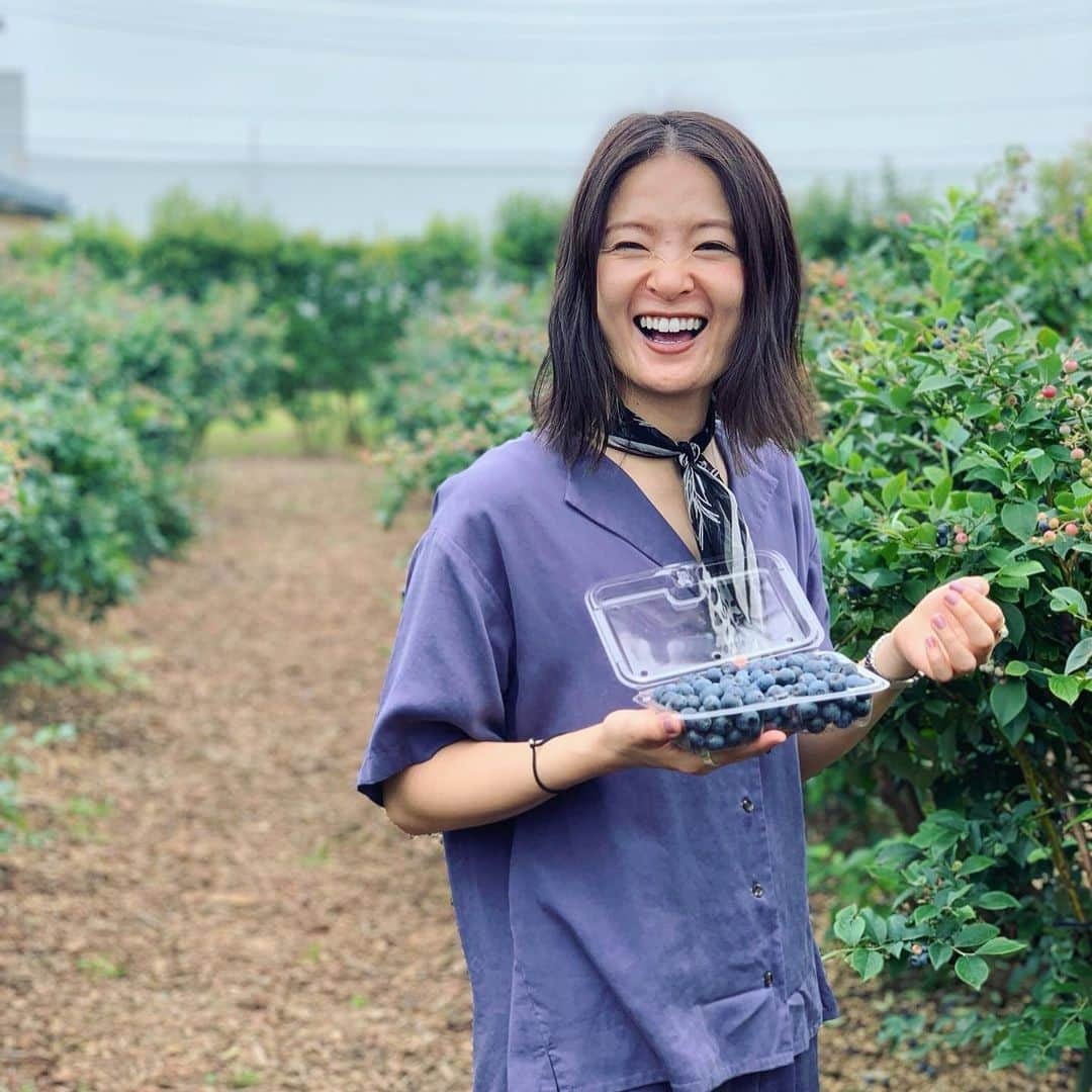 眞鍋さゆりさんのインスタグラム写真 - (眞鍋さゆりInstagram)「今日だと思って誕生日メール送ったら昨日だった 妹の誕生日なのにめんご 誕プレに先週ブルーベリー狩りに行きました🌳  出会った頃たぶん22くらいだったのに、29になったらしい… 時の流れ、恐ろしや おめでと🎁  #よせこ  #ハッピーバースデー」7月27日 15時17分 - sayurimanabe0223