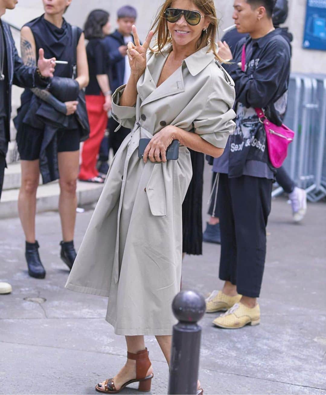 カリーヌ・ロワトフェルドのインスタグラム：「Parisian🖤:18celcius and rain💦 @Balenciaga @shootingthestyle」