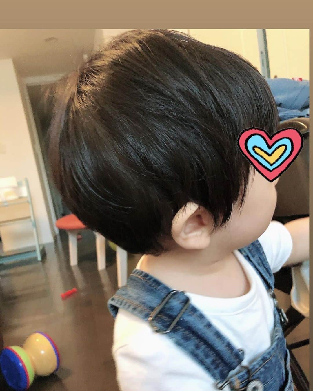 尾崎ナナさんのインスタグラム写真 - (尾崎ナナInstagram)「息子初めての美容院💇‍♂️ 毛量多すぎて、自分じゃ手に負えなくなった為 @freera_takayasu にお願いしました🌟 だいぶスッキリしてなんだか小顔になりました💓 ドライヤーも嫌がって号泣していたので、時間短縮になって嬉しい😍 #freera #一歳カット #もっと早く行けば良かった #いつもありがとうございます🙏」7月27日 15時20分 - nana._.ozaki