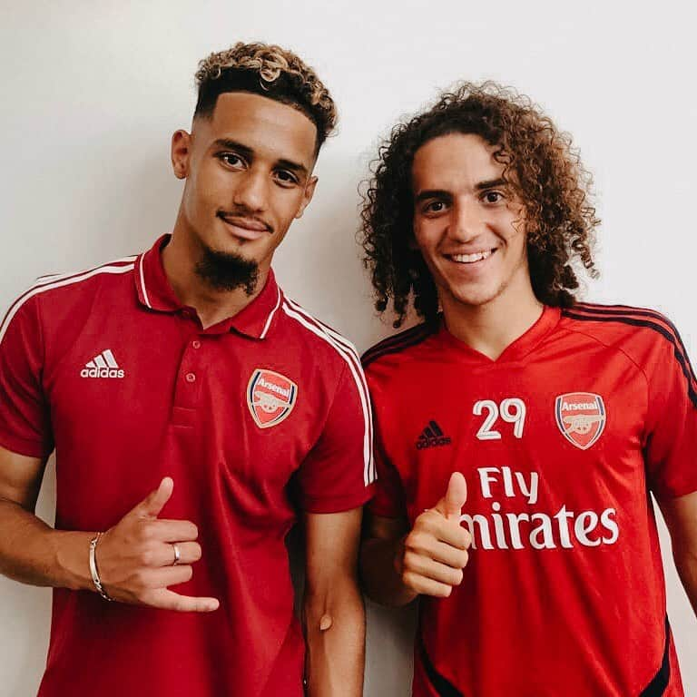 アーセナルFCさんのインスタグラム写真 - (アーセナルFCInstagram)「🤙 @w.saliba4 x @matteoguendouzi 👍 #SalibaSigns」7月27日 15時22分 - arsenal