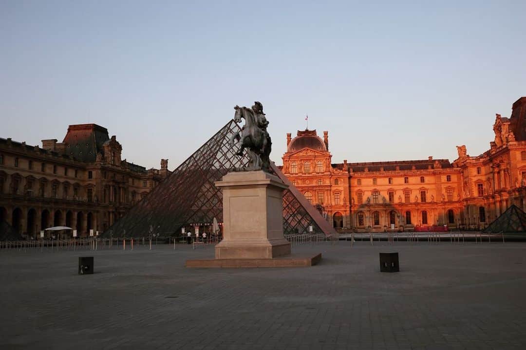 日野礼香さんのインスタグラム写真 - (日野礼香Instagram)「ルーブルの有名なピラミッド！ ダヴィンチコードで見てたから生で見れて嬉しかった＼(^o^)／ #louvre #louvremuseum #paris #france🇫🇷 #art #ルーブル美術館 #パリ #フランス旅行 #美術館 #芸術 #ピラミッド」7月27日 15時37分 - reicheru219
