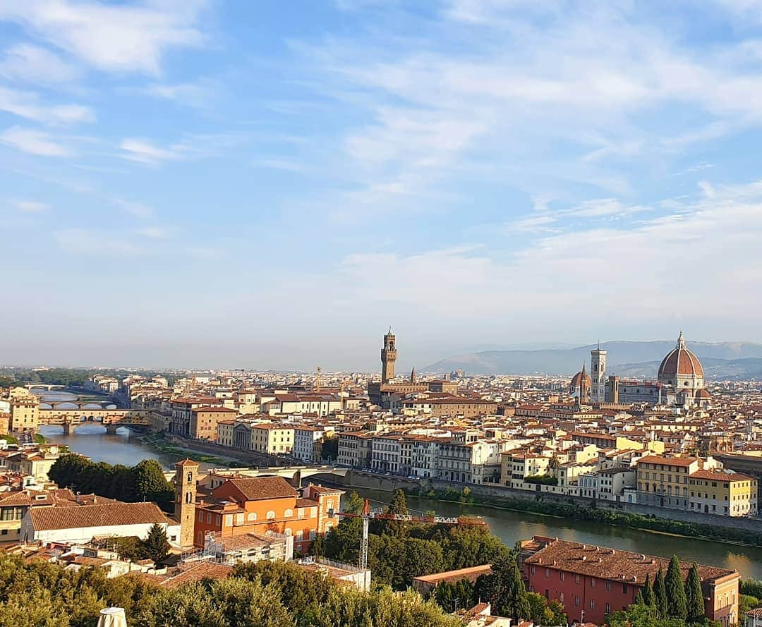 ジェームズ・フェルプスさんのインスタグラム写真 - (ジェームズ・フェルプスInstagram)「Traditional early morning run in the city I'm visiting. I know everyone says it, but Florence really is one of the most stunning cities in the world. Made it up (steep steps at the end!) to Piazzale Michelangelo, I'd really recommend  it for a great view of the city. 5k round trip before the heat kicks in again. #florence hashtagperilgustodifarlo #lookbothwayswhencrossingthestreet  #thatshouldofworkedofftheBisteccaFiorentina #travelfitness」7月27日 15時28分 - jamesphelps_pictures