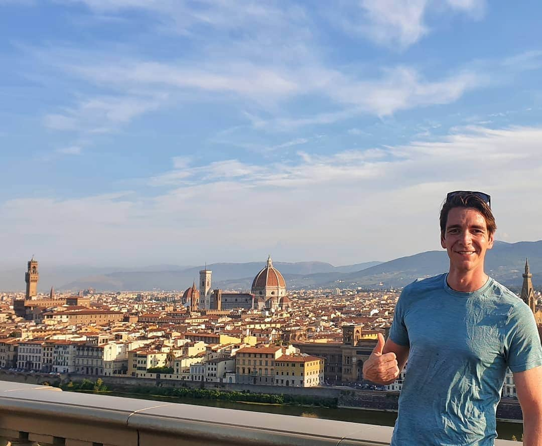 ジェームズ・フェルプスさんのインスタグラム写真 - (ジェームズ・フェルプスInstagram)「Traditional early morning run in the city I'm visiting. I know everyone says it, but Florence really is one of the most stunning cities in the world. Made it up (steep steps at the end!) to Piazzale Michelangelo, I'd really recommend  it for a great view of the city. 5k round trip before the heat kicks in again. #florence hashtagperilgustodifarlo #lookbothwayswhencrossingthestreet  #thatshouldofworkedofftheBisteccaFiorentina #travelfitness」7月27日 15時28分 - jamesphelps_pictures