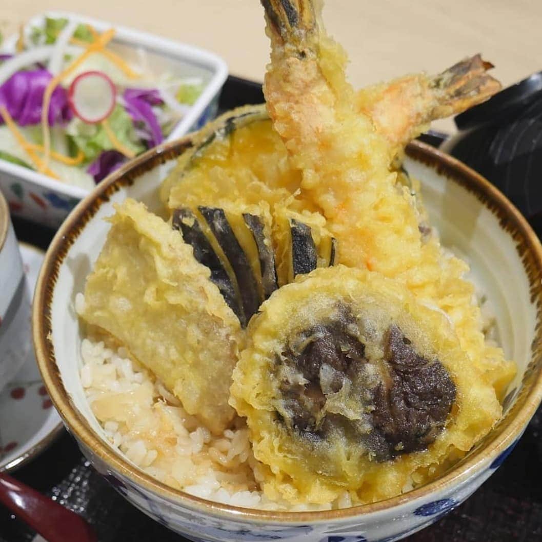 Japan Food Townさんのインスタグラム写真 - (Japan Food TownInstagram)「HURRY UP and enjoy before end of promotion - Inaniwa Yosuke﻿ ﻿ Have you enjoyed MEGA Donburi Lunch Set yet?﻿ Mega Size Donburi Lunch Set is available during limited until 31st of July 2019.﻿ ﻿ Choose your preferred Donburi Item such as Tendon, Shogayaki Don, Gyu Don and more with affordable price and pig portion for your lunch.﻿ *All set include Miso Soup, Small Salad and Chawanmushi.﻿ Mega Don Lunch Set is available until end of July 2019 from 11am to 5pm include weekends and public holidays. ﻿ ﻿ Let's visit "Inaniwa Yosuke" in Japan Food Town and make you full through MEGA Donburi Lunch Set!!﻿ ﻿ Japan Food Town is located at 435 Orchard Road, Wisma Atria Unit 04-39/54.﻿ Inaniwa Yosuke is located at Wisma Atria #04-45 in Japan Food Town.﻿ ﻿ お急ぎ下さい！稲庭養助の期間限定大盛り丼ランチセットは今月末まで﻿ ﻿ Japan Food Town内の「稲庭養助」の「大盛り丼ランチセット」はお楽しみ頂けましたか？﻿ 「大盛り丼ランチセット」は今月末までの期間限定でご利用頂けますのでプロモーション終了前に是非どうぞ！﻿ ﻿ 天丼、しょうが焼き丼、牛丼他豊富な丼メニューの中からお好みの丼物をメガ大盛りでお楽しみ頂ける新しいランチセットメニューです。﻿ お値段もリーズナブルでボリュームも満点、お腹もお財布も大満足の「大盛り丼ランチセット」を是非ご利用下さい！﻿ ＊全ての丼には味噌汁、ミニサラダと茶碗蒸しがセットになります。﻿ 「大盛り丼ランチセット」は2019年7月末までの期間限定で週末、祝祭日を含む11AM〜5PMまでご利用頂けます。﻿ ﻿ さあ、この週末のランチはご家族やご友人と一緒に「大盛り丼ランチセット」でお腹一杯になっちゃってね！﻿ ﻿ Japan Food Townは435 Orchard Road, Wisma Atria Unit 04-39/54にあります。﻿ 稲庭養助はJapan Food Town内、Wisma Atria #04-45にあります。﻿ ﻿  #inaniwayosuke #japanfoodtown #japanesfood #eatoutsg #sgeat #foodloversg #sgfoodporn #sgfoodsteps #instafoodsg #japanesefoodsg #foodsg #orchard #sgfood #foodstagram #singapore #wismaatria  #inaniwaudon #tendon #shogayakidon #gyudon #chickenkatsudon #chickennamban #mega #bigportion #megakunch #gss #greatsingaporesale﻿」7月27日 15時29分 - japanfoodtown