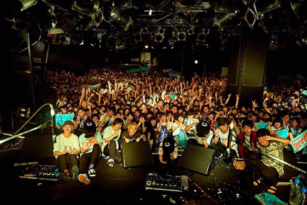 フジムラのインスタグラム：「2019.07.25 渋谷公演  ツアーファイナル渋谷。KEYTALKの入場からフロアの熱気は最高潮。攻める所は攻め、ふざける所はふざけ、でもバシッとキメる。演奏もパフォーマンスも普段フロアを盛り上げたくて仕方のない僕にとってものすごく憧れの塊のようなライブでした。 そのおかげでまた一つ自分の殻をブチ破って演奏ができた気がする。 余計なことは考えない。楽しむのみ。それでいい。音楽を作り始めたときからずーっと憧れている先輩。そんな方々とツーマンできるなんて最高の誕生日プレゼントだ。 MCで「先輩の背中を追いかけていく」なんて言ったけど、そんなもんじゃなく抜かしていく勢いで我々は進んでいかなければ。 絶対にまた対バンしましょう！  そしてアンコールで僕らの大好きな太陽系リフレインをサプライズで演奏して「やったぜ！」ってなってたらみんなからまさかの顔面バースデーケーキというサプライズ。笑 ちなみにアンコールで嵐の如く登場した西村ヒロチョ氏が僕のMCを聴いて慌ててプレゼントを買いに行ってくれたそうです。(3枚目)お口が反抗期なので沢山勉強させていただきます。(LINE LIVEにも活かせという無言の圧力か…？) みんなもお祝いや沢山のプレゼントをありがとう。またライブハウスでお会いしましょう！」