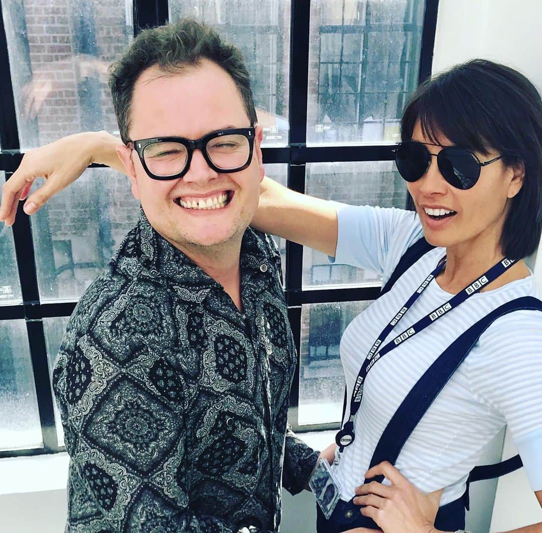 メラニー・サイクスさんのインスタグラム写真 - (メラニー・サイクスInstagram)「Good morning everybody 💙 just a reminder to join me and Alan @chattyman on @bbcradio2 from 10-1pm today for our summer escape 💫 see you soon 💋 #radio2 #alancarr #radioshow #summerescape」7月27日 15時38分 - msmelaniesykes